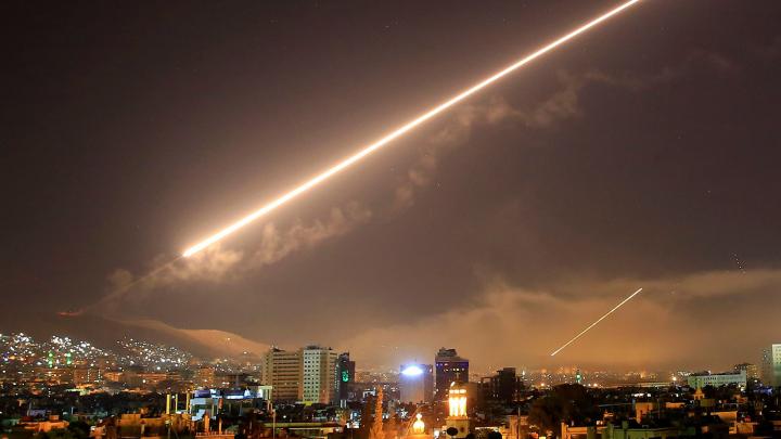14/4 - Bầu trời Damascus sáng rực vì hỏa lực phòng không khi Mỹ và các đồng minh tiến hành cuộc tấn công vào các mục tiêu ở thủ đô Syria. Hoa Kỳ, Anh và Pháp đã bắn trúng 3 mục tiêu của Syria để đáp trả cho một vụ tấn công nghi sử dụng vũ khí hóa học vào dân thường.