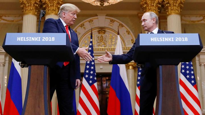 16/7 - Tổng thống Mỹ Donald Trump bắt tay Tổng thống Nga Vladimir Putin khi kết thúc hội nghị thượng đỉnh của họ tại Helsinki, Phần Lan.