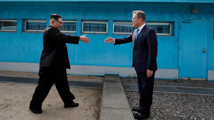 27/4 – Ông Kim Jong-un trở thành nhà lãnh đạo đầu tiên của Triều Tiên bước vào lãnh thổ Hàn Quốc kể từ năm 1953. Trong hình, Tổng thống Hàn Quốc Moon Jae-in đang chờ để chào đón ông tại đường phân định quân sự đã chia rẽ từ lâu hai miền Triều Tiên.