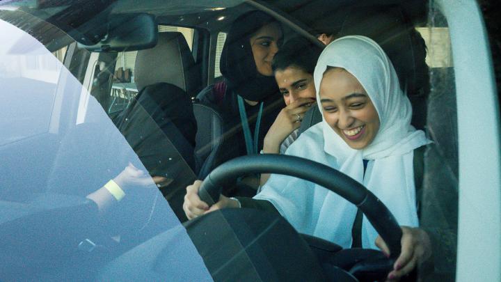 5/3 – Các cô gái lần đầu tham gia khóa học lái xe tại Đại học Effat ở Jidda, Arab Saudi. Vương quốc Hồi giáo này đã dỡ bỏ lệnh cấm hàng thập kỷ đối với các nữ tài xế, đưa phụ nữ đất nước hòa nhập hơn với phần còn lại của thế giới.