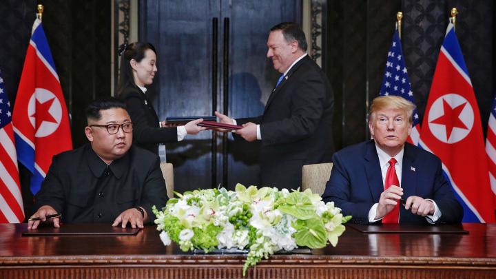 12/6 - Nhà lãnh đạo Triều Tiên Kim Jong-un và Tổng thống Mỹ Donald Trump chuẩn bị ký một văn kiện vào cuối hội nghị thượng đỉnh của họ tại Singapore. Đây là cuộc gặp đầu tiên chưa từng có giữa một tổng thống Mỹ đương nhiệm và một nhà lãnh đạo Triều Tiên.