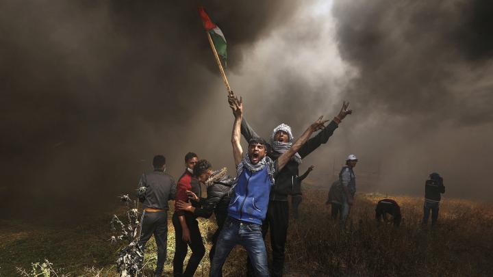 6/4 - Người biểu tình Palestine hét lên trong cuộc đụng độ với quân đội Israel gần biên giới Israel-Gaza. Quân đội Israel đã nổ súng đạn thật chống lại người Palestine đang cố gắng vượt qua hàng rào biên giới trong một cuộc biểu tình diễn ra hàng tuần “Tháng ba trở về”.