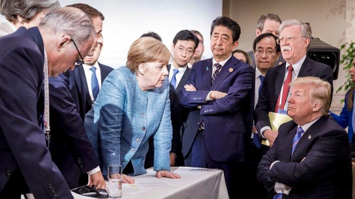 9/6 - Trong bức ảnh do Văn phòng Báo chí Chính phủ Đức cung cấp, Thủ tướng Đức Angela Merkel nói chuyện với Tổng thống Mỹ Donald Trump khi họ được bao quanh bởi các nhà lãnh đạo khác bên lề Hội nghị G7 ở Charlevoix, Quebec, Canada.