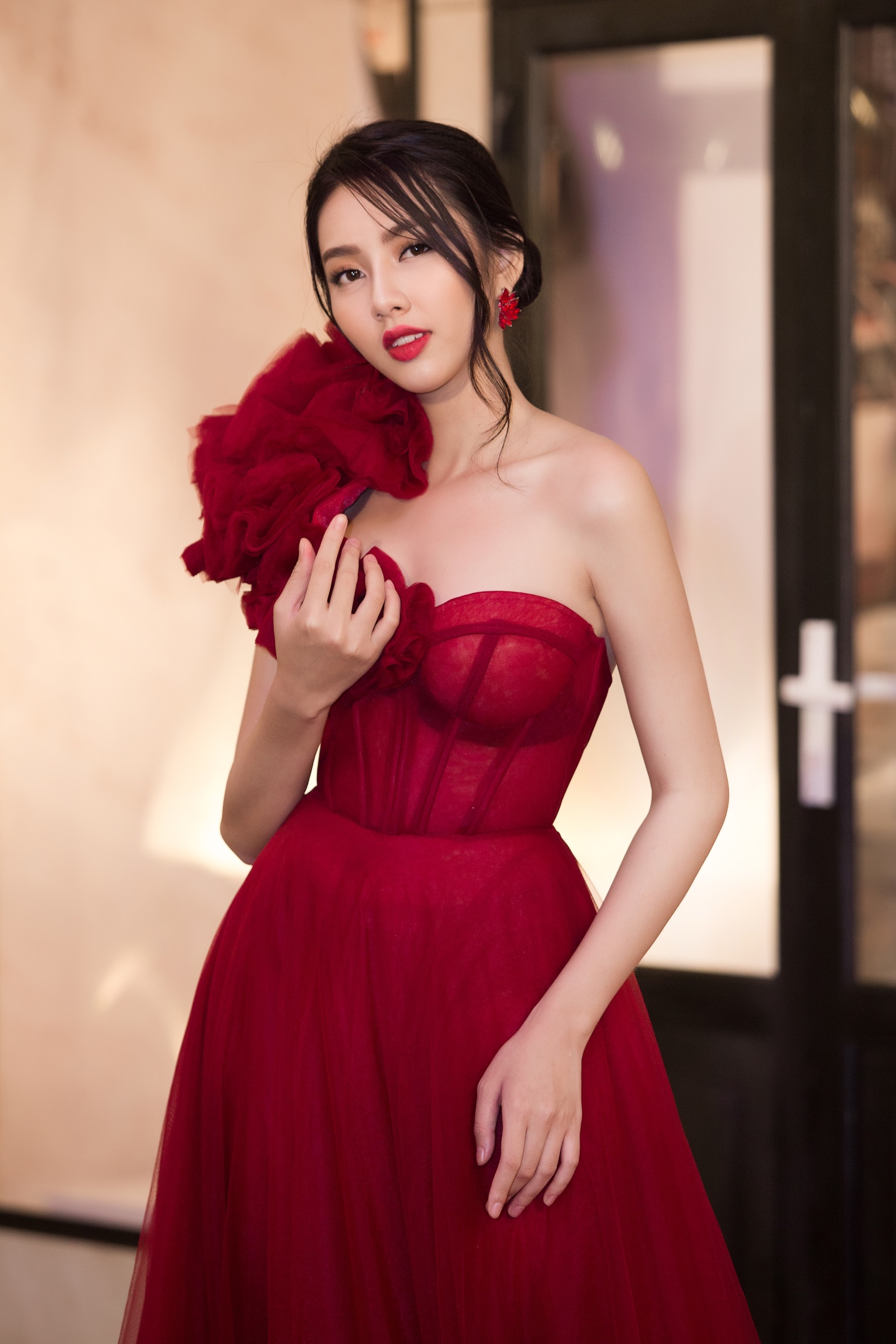 Người đẹp nhân ái Nguyễn Thúc Thuỳ Tiên vô cùng quyến rũ với chiếc đầm lệch vai hờ hững.