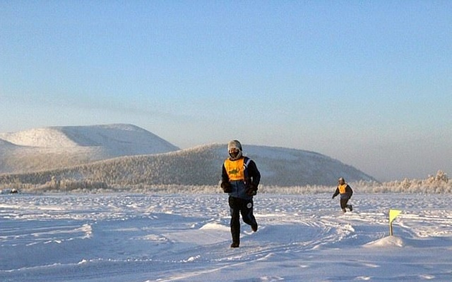 Các vận động viên cơ động trên đường chạy cũng bị đóng băng