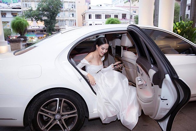 Mẫu sedan hạng sang này cũng được khá nhiều nghệ sỹ Việt yêu thích như Tuấn Hưng, Á hậu Huyền My.