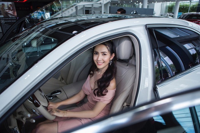 Tuy là chiếc xe rẻ nhất phân khúc S của "Mẹc" nhưng S400L vẫn rất đầy đủ tiện nghi và vô cùng sang trọng.