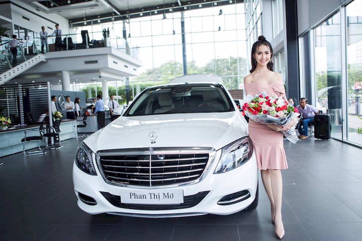 Chiếc Mercedes-Benz S400 được Hoa hậu Phan Thị Mơ mua năm 2017.