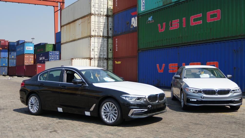 Theo những hình ảnh ghi nhận được tại cảng, lô xe BMW Series 5 thế hệ mới bao gồm 2 mẫu BMW 530i và BMW 520i với các màu nổi bật: Bluestone, Black Sapphire, Alpine White và Imperial Blue.