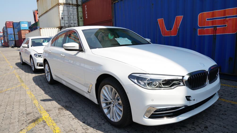BMW 530i màu Alpine White xuất hiện tại cảng. Lưới tản nhiệt hình quả thận quen thuộc của BMW, được tích hợp hệ thống thông minh Active Air Vent Control, và đèn pha đôi tròn hai bên mang đến cho mặt trước của BMW Series 5 hoàn toàn mới vẻ ngoài bắt mắt hơn.