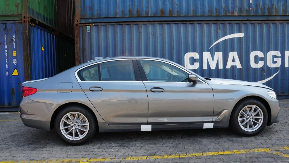 Cận cảnh chiếc BMW 520i màu Bluestone.