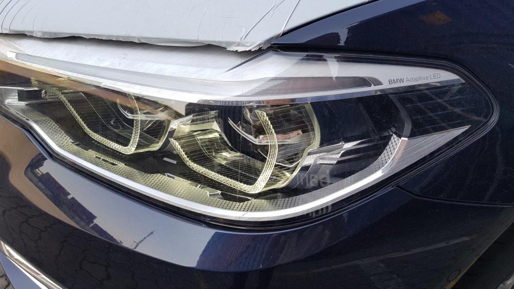 Đèn pha LED được trang bị tiêu chuẩn trên BMW Series 5 thế hệ mới. Bên cạnh đó, hệ thống đèn pha thông minh Adaptive LED có thể thay đổi đồ họa ánh sáng trong phạm vi lên đến 500 mét, được trang bị tiêu chuẩn trên mẫu BMW 530i.