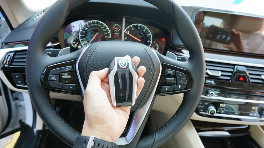 Chìa khóa điều khiển thông minh – BMW Display Key có trên cả 2 phiên bản 520i và 530i. BMW Series 5 (G30) là mẫu xe thứ 2 tại Việt Nam sau BMW Series 7 được trang bị chìa khóa này .