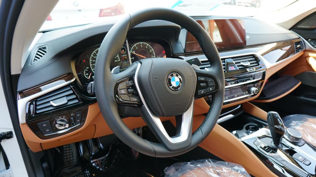 Điều hòa 4 vùng điều khiển cảm ứng được trang bị tiêu chuẩn trên cả 2 mẫu BMW 520i và BMW 530i