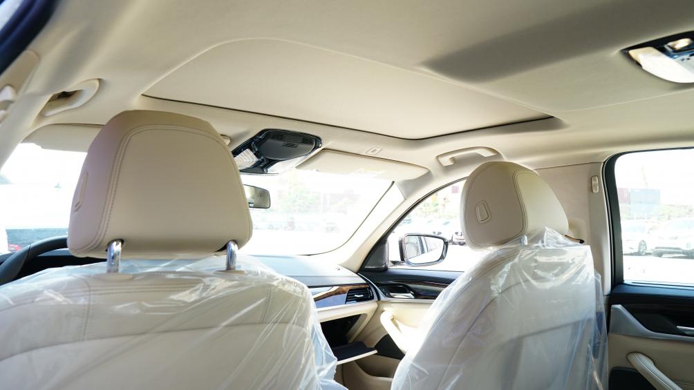 BMW 530i được trang bị cửa sổ trời chỉnh điện, cung cấp ánh sáng tự nhiên cho khoang xe. Ghế ngồi bọc da Dakota cao cấp với 2 chế độ nhớ ghế.