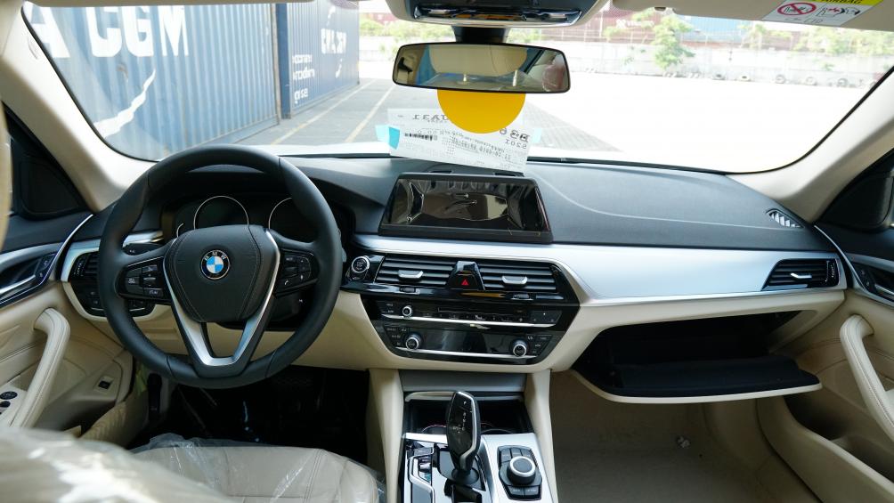 Bên trong BMW 520i: ốp nội thất kim loại màu Oxide Silver, màn hình giải trí trung tâm thiết kế nổi, vô lăng, cụm kết nối iDrive và cụm cần số  cũng được làm mới tương tự như BMW Series 7.