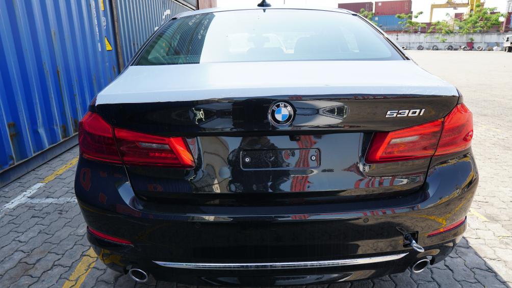 Cụm đèn hậu, ống xả kép và viền Chrome trên các chi tiết ngoại thất giúp mặt sau của BMW Series 5 thế hệ mới thêm ấn tượng. BMW 530i được trang bị camera quan sát lùi xe và camera toàn cảnh 360 độ.