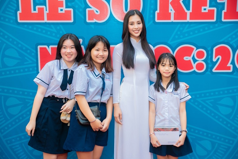 Tiểu Vy rạng rỡ khi chụp hình cùng các học sinh của trường.