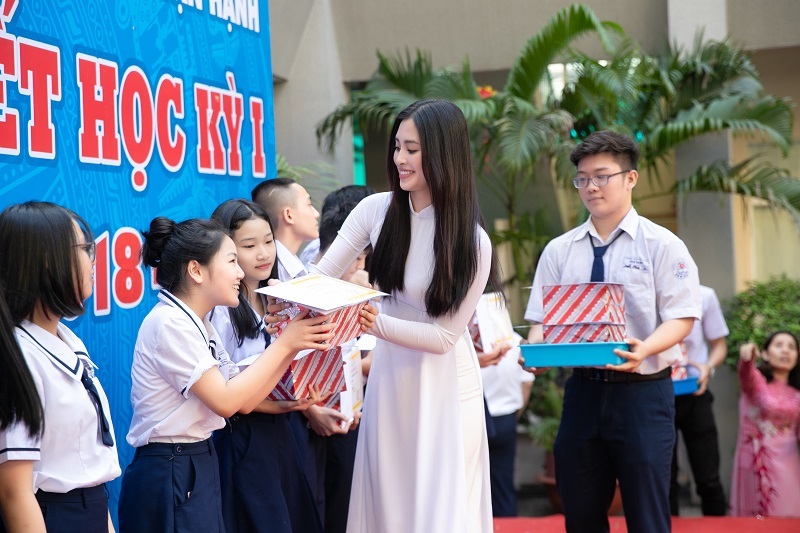 Nhân dịp sơ kết Học kì I của trường THPT Vạn Hạnh, hoa hậu Tiểu Vy đã sắp xếp về thăm trường và trao phần thưởng cho các em học sinh giỏi