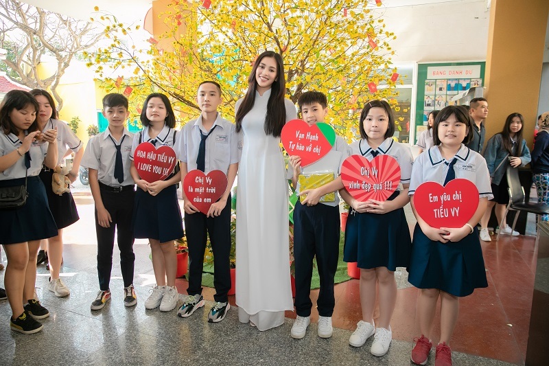 Sự xuất hiện của hoa hậu Tiểu Vy khiến buổi lễ thêm phần náo nhiệt.