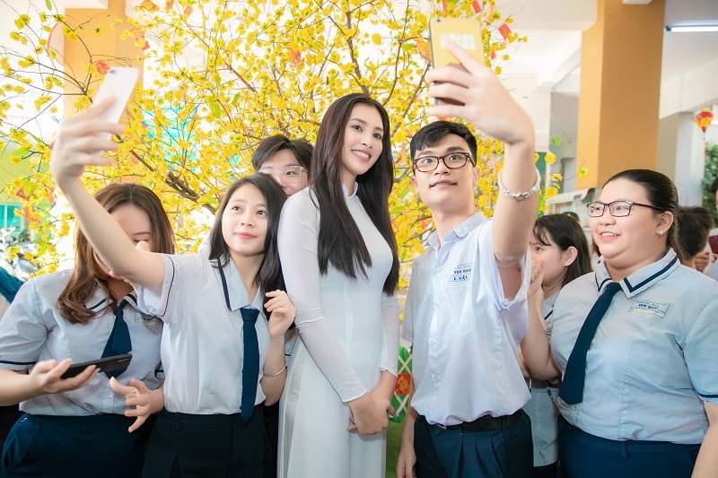 Nhiều học sinh tại trường hào hứng xin chụp ảnh chung cùng nàng hậu 18 tuổi.