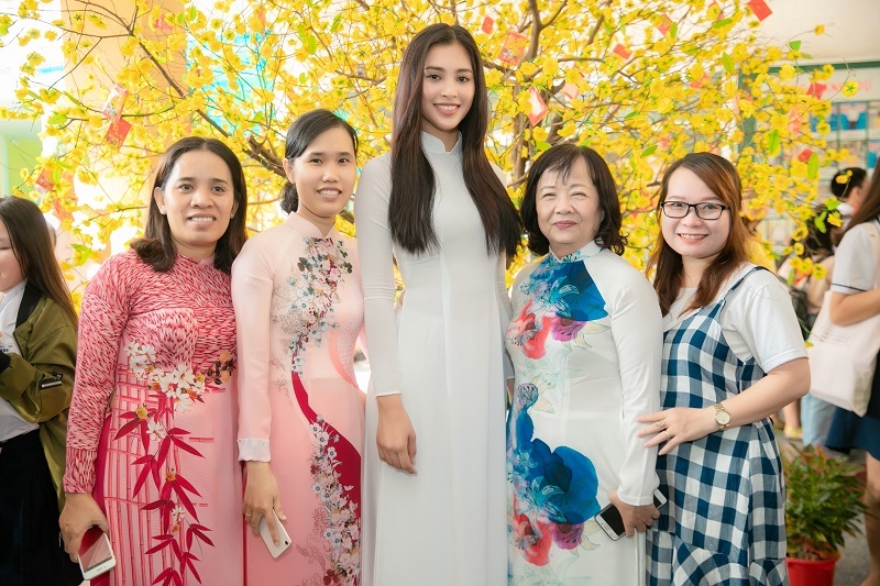Người đẹp cũng tranh thù chụp hình chung cùng các cô giáo của mình.