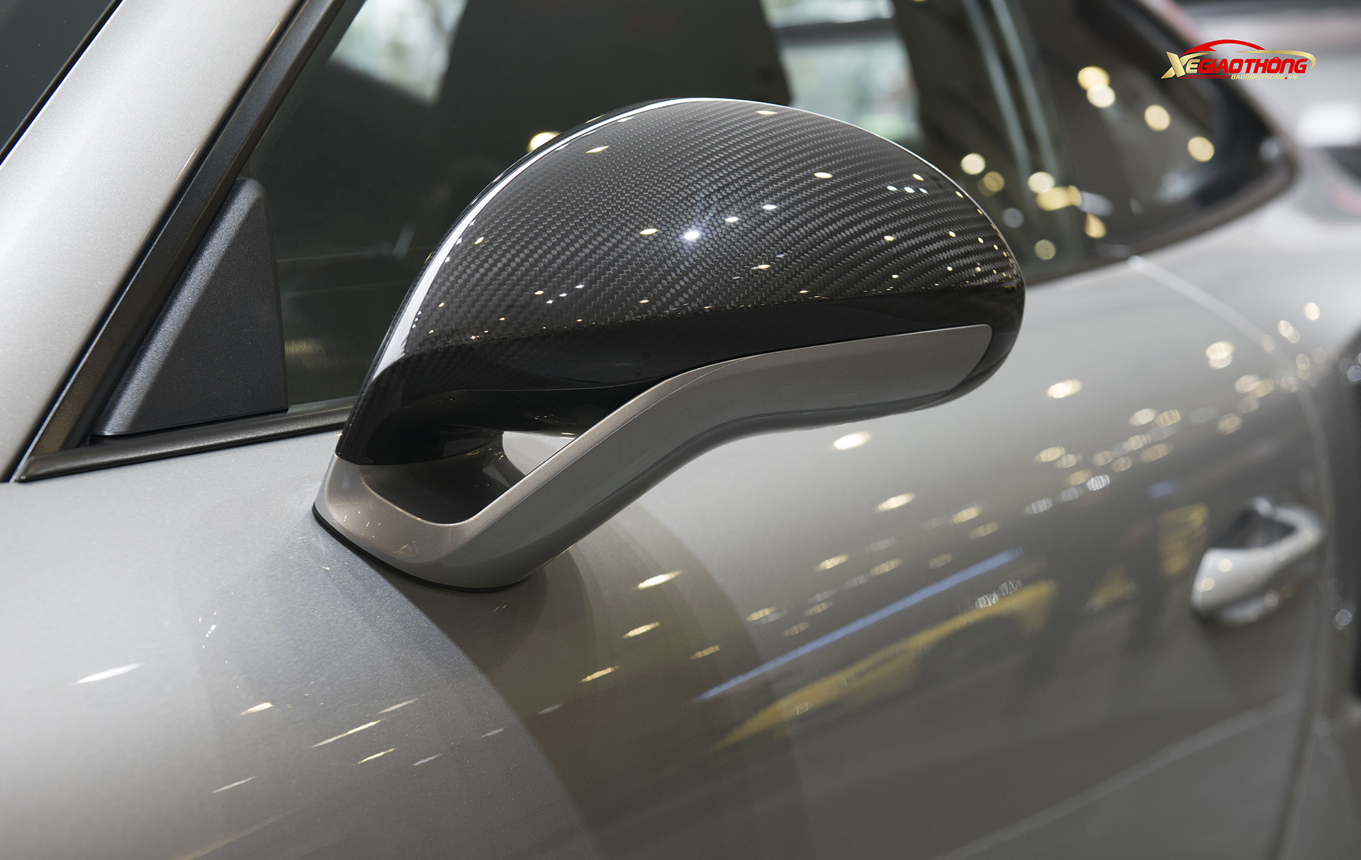 Xe sở hữu nhiều chi tiết ngoại thất bằng Carbon