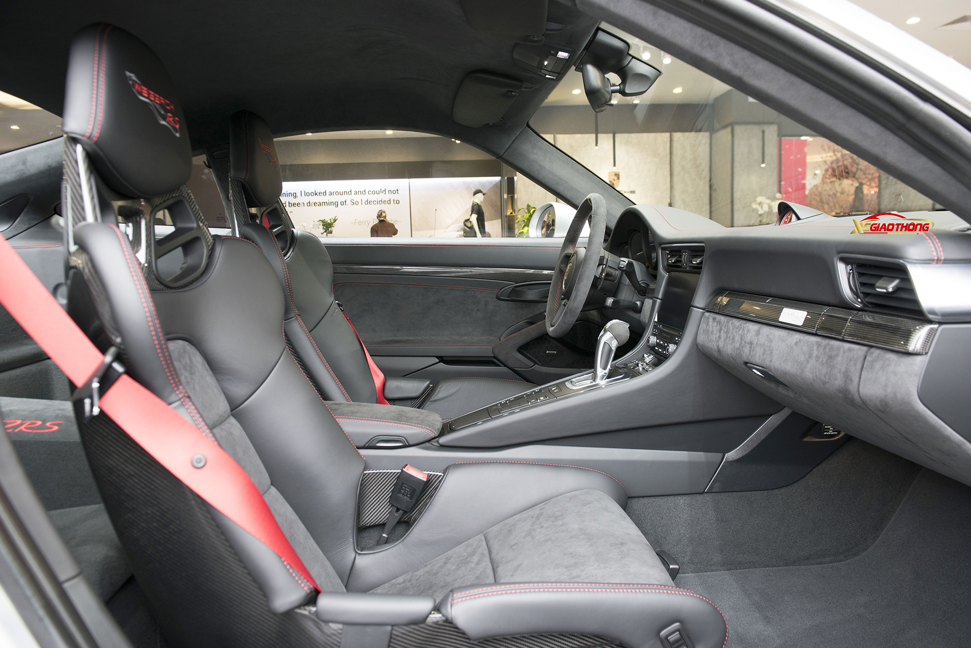 Nội thất với tông màu tối trên Porsche 911 GT2 RS