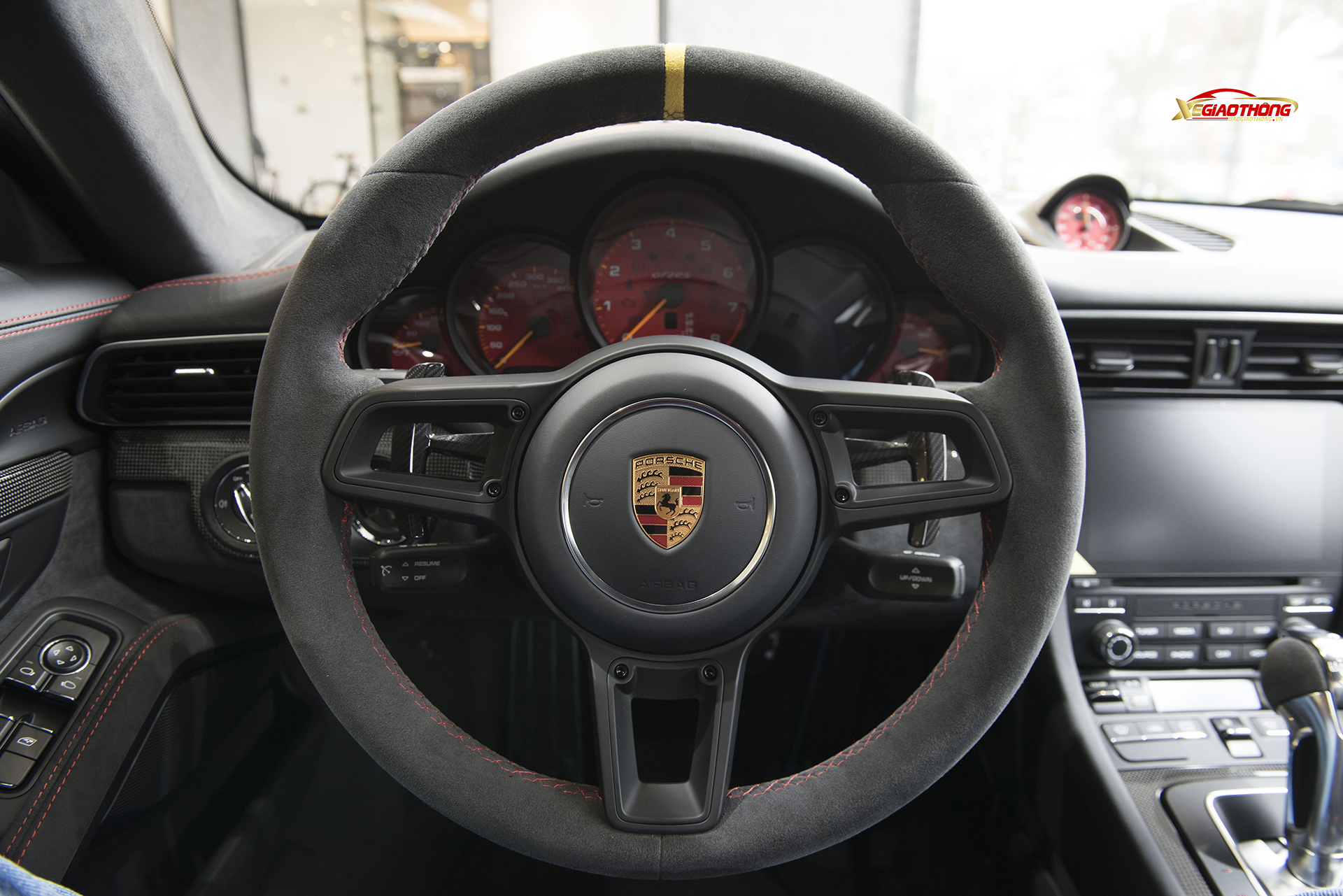 Vô lăng thể thao với thiết kế đặc trưng của Porsche