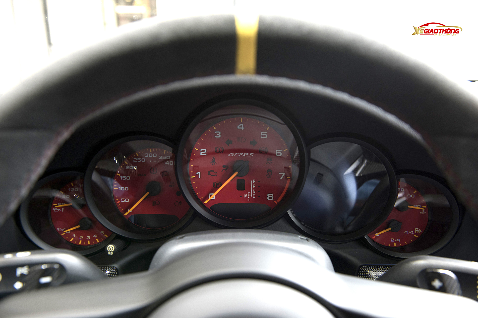 Cụm đồng hồ trung tâm với 5 đồng hồ lớn