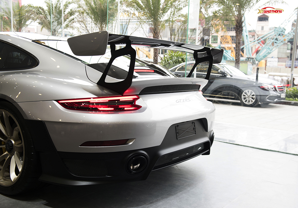 Phần cánh giá phía sau đặc trưng trên các mẫu xe thể thao của Porsche