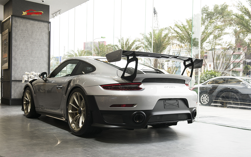 Chiếc xe thể thao về nước có màu ngoại thất xám