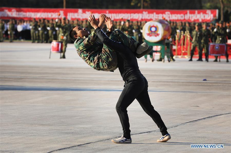 Quân nhân Lào biểu diễn võ thuật