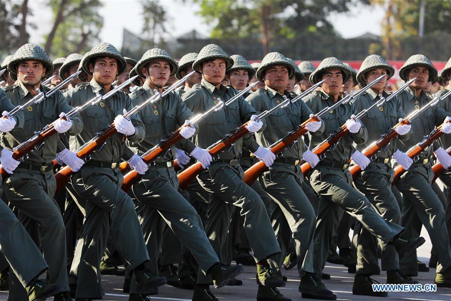 Các quân nhân trong khối diễu binh đang hướng mặt chào lễ đài