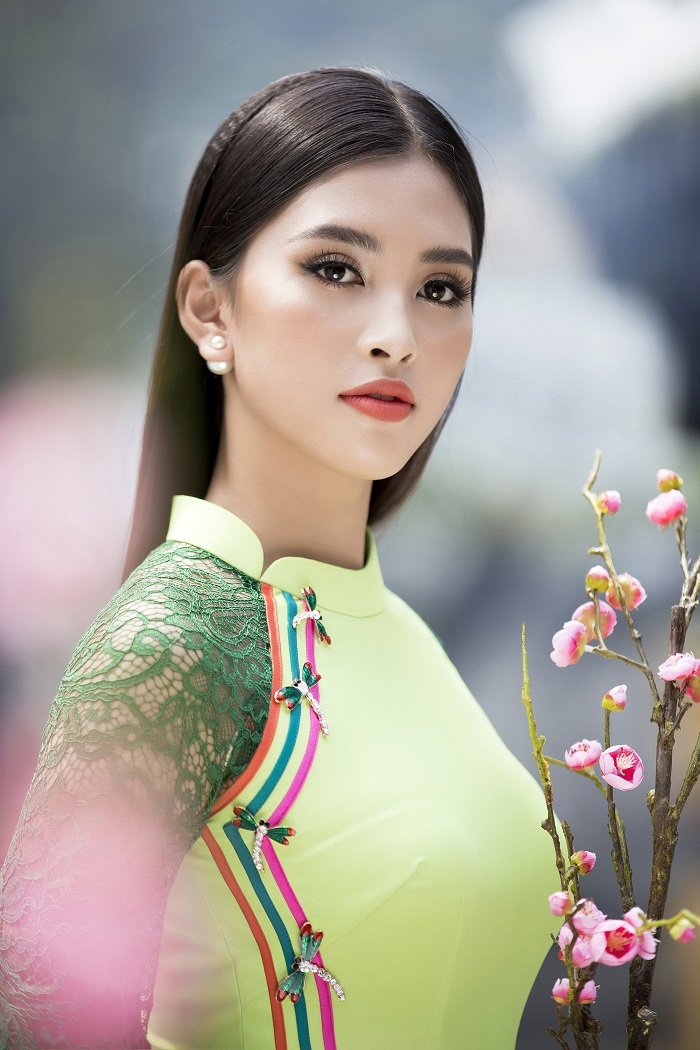 Vốn là người con của của vùng đất cổ kính Hội An, khoác lên thiết kế xuân lấy cảm hứng từ chính quê hương của mình, Tiểu Vy càng làm tôn lên đường nét duyên dáng của cô gái Việt trong tà áo dài truyền thống.