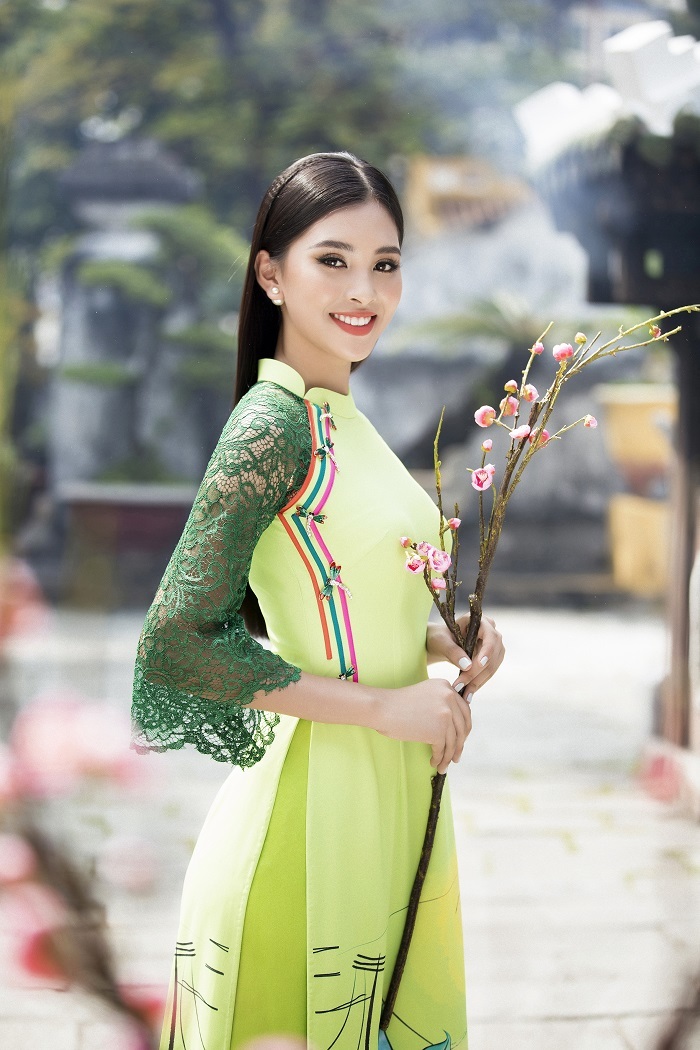 Những thiết kế áo dài không chỉ giữ nguyên form dáng cũ mà còn được cách tân khéo léo trong từng chi tiết tay hay cổ áo, vừa cổ điển lại vừa hiện đại.