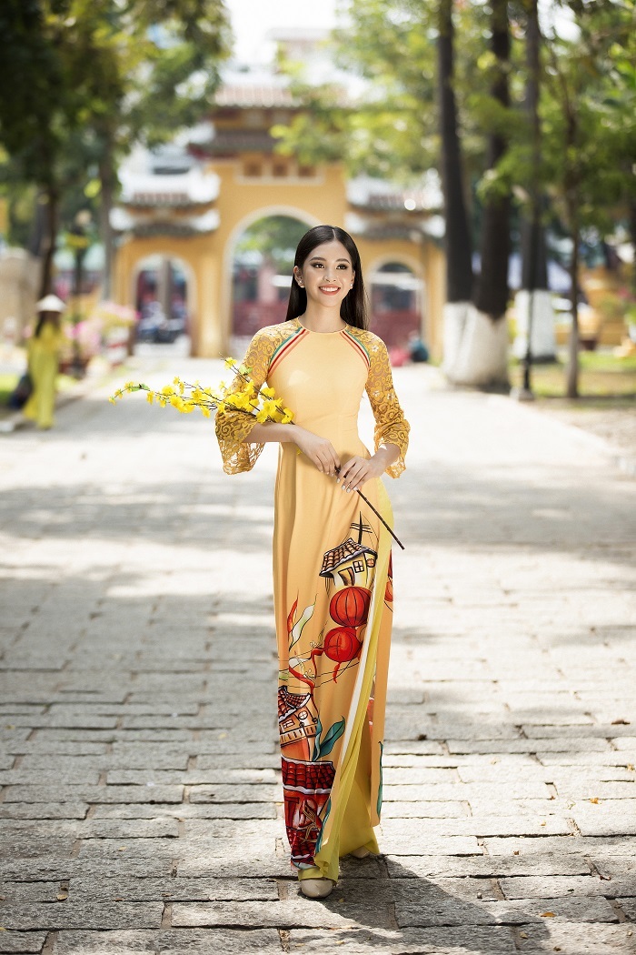Chất liệu lụa bóng và gấm xuyên suốt trong BST và lối phối màu tươi sáng trên từng thiết kế.