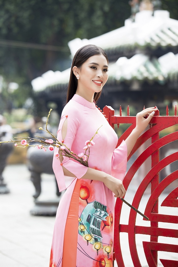 Bộ sưu tập áo dài “Mơ Xuân” lấy ý tưởng từ những ký ức tuổi thơ, những vách ngói cổ Hội An, cành mai đào, lồng đèn đỏ một thuở xuân xưa ùa về trong từng góc phố cổ.
