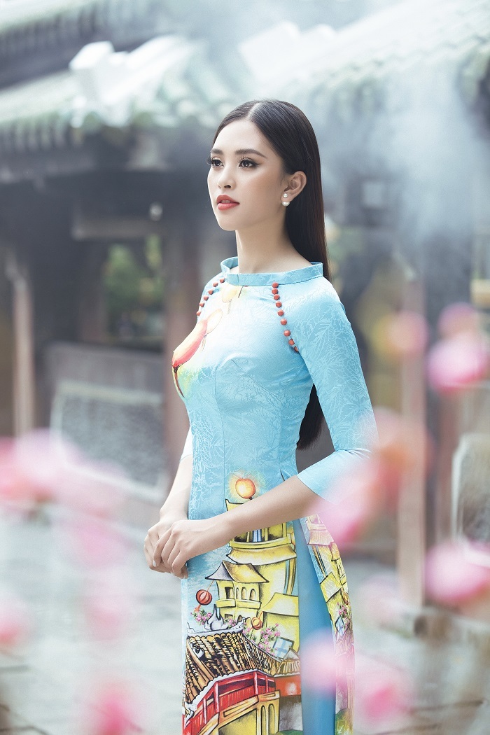 Khung cảnh chùa cổ khói hương, trên tay cầm nhành mai đào, Tiểu Vy mang tới một không khí đậm chất Tết thân thương.