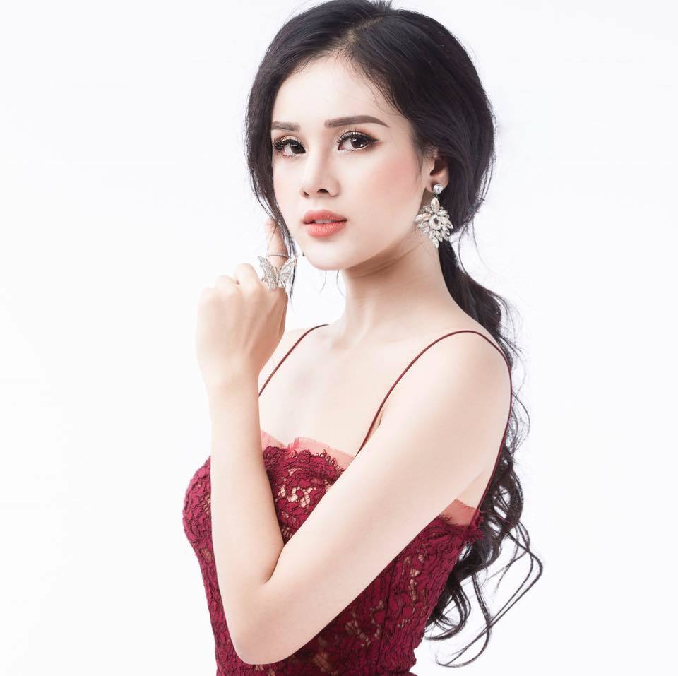 Không những vậy, Huyền Trang cũng là cái tên từng gây tranh cãi khi tuyên bố "làm hoa hậu để kiếm được nhiều tiền như Phạm Hương" tại cuộc thi Hoa hậu Hoàn vũ 2017 (năm H'Hen Niê đăng quang).