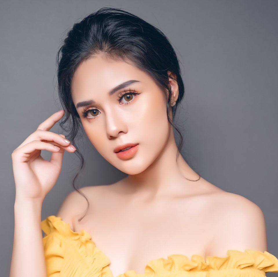 Được biết, Huyền Trang sinh năm 1996 tại Quảng Ninh, hiện đang theo học khoa Luật kinh tế, đại học Thành Đông.