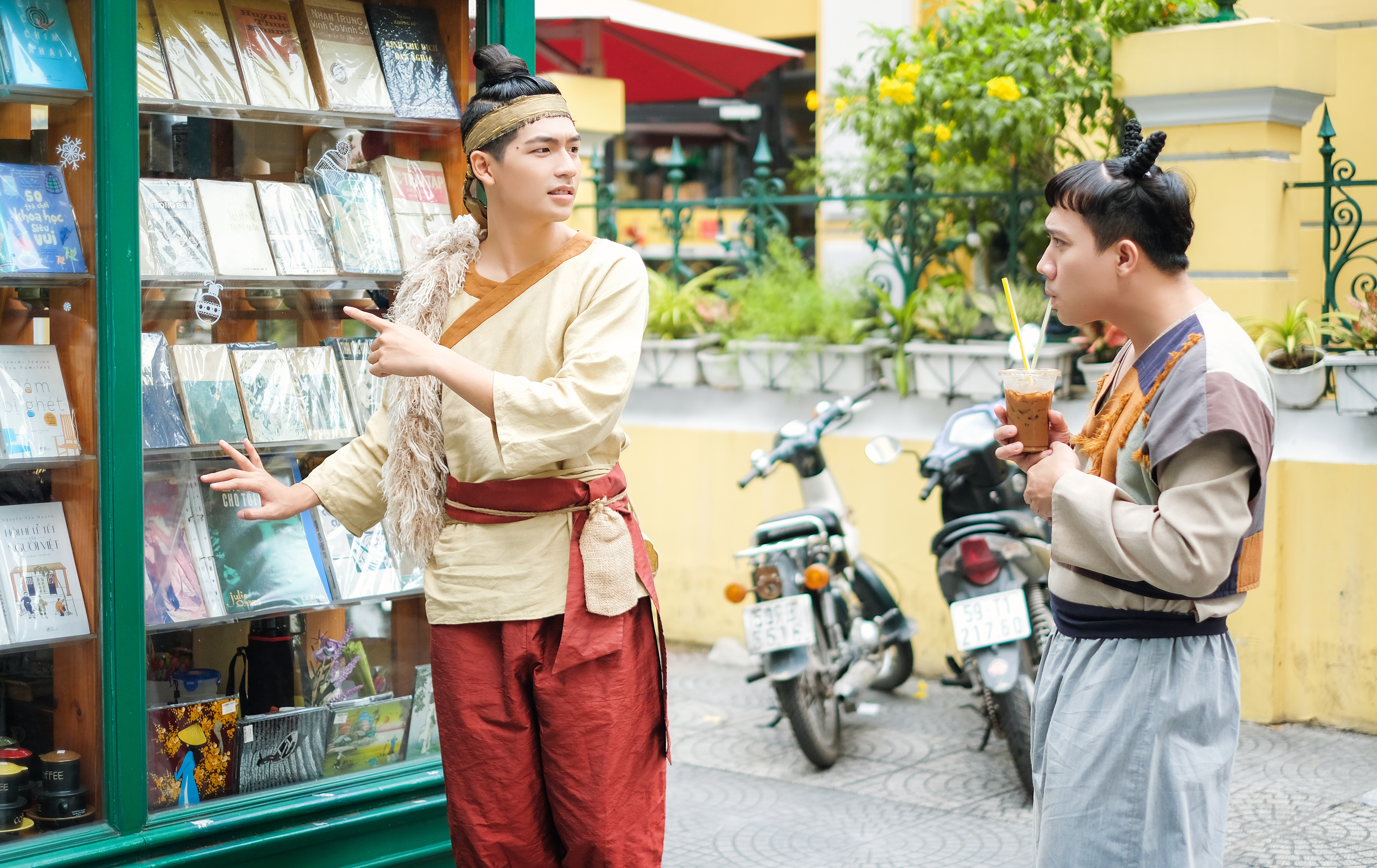 "Trạng Quỳnh" - phim hài dân gian được trông đợi nhất dịp Tết Nguyên đán 2019 không những đưa lên màn ảnh rộng nhân vật nổi tiếng nhất văn hóa dân gian Việt Nam, mà còn đem đến sự kết hợp chưa từng có giữa  nghệ sĩ hài có sức hút khổng lồ Trấn Thành và hot boy lần đầu đóng phim Trần Quốc Anh.