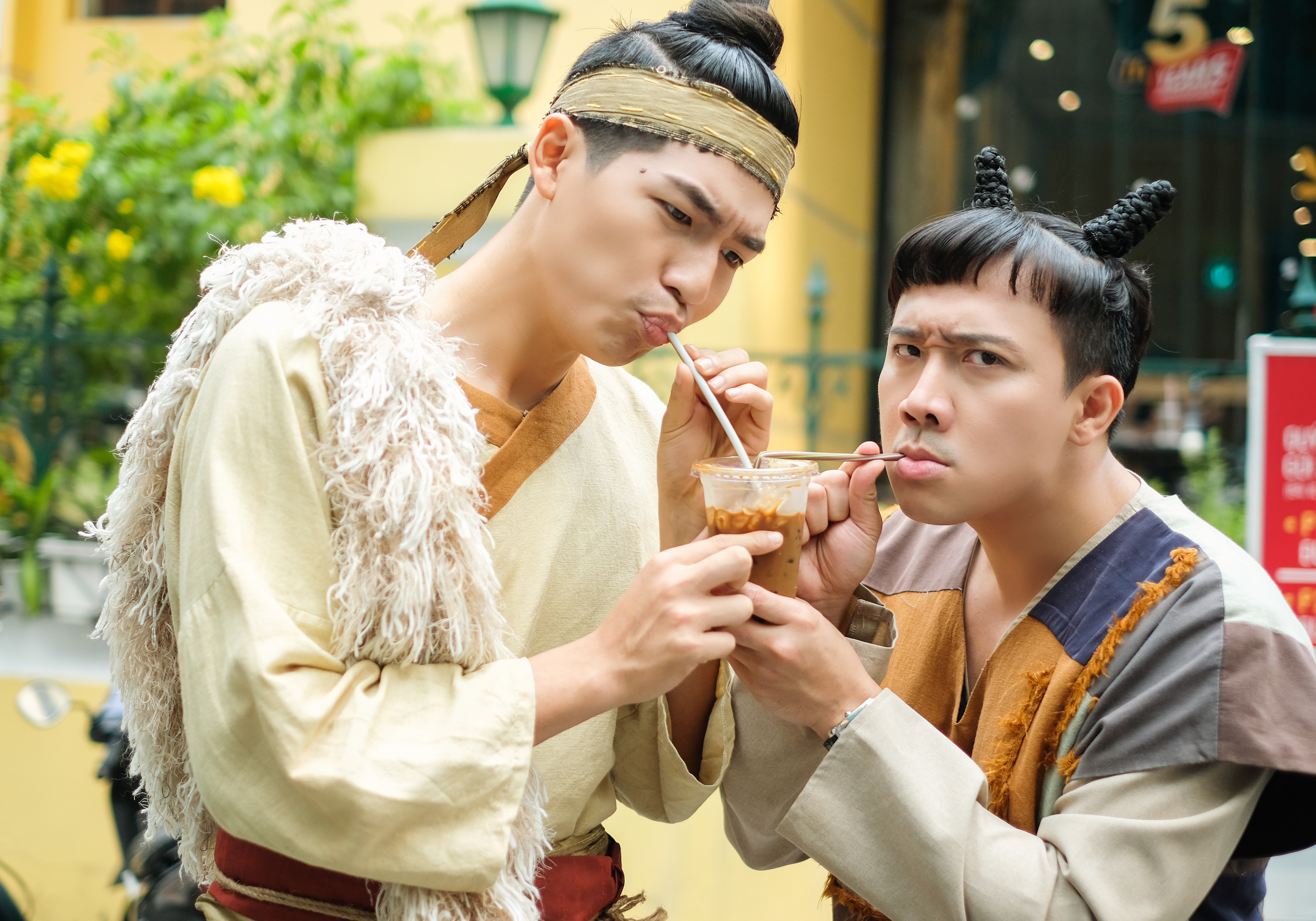 Từ làng quê xưa xuyên không tới phố phường ngày nay, cặp anh em nối khố Trong tạo hình đậm chất dân gian của nhân vật Trạng Quỳnh và chàng Xẩm hài hước, lầy lội, Trấn Thành và hot boy Trần Quốc Anh đã quậy tung phố phường và trải nghiệm vô vàn “đặc sản” của thời hiện đại.