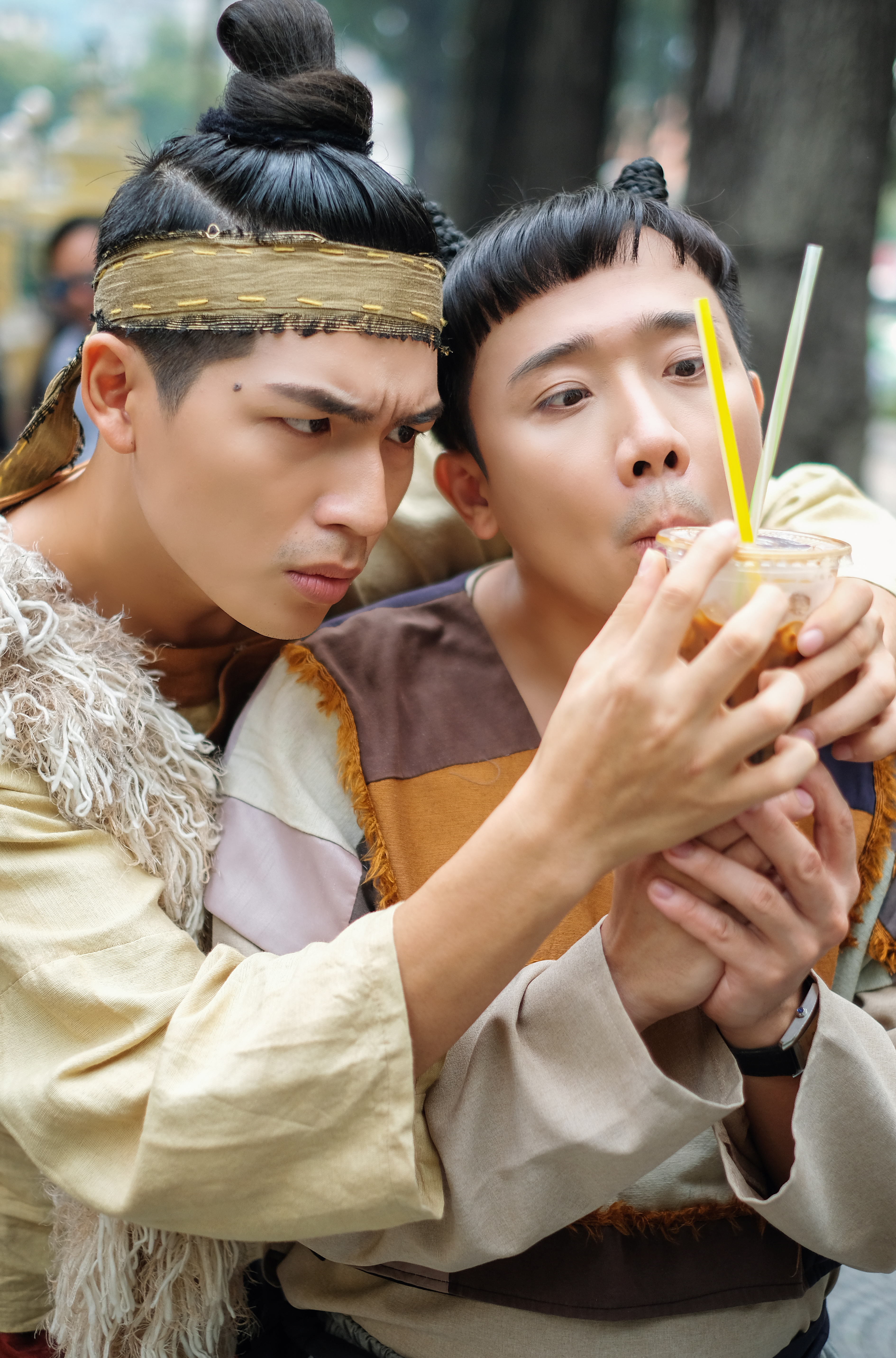 Sự tương phản hoàn toàn giữa bối cảnh hiện đại và tạo hình dân gian của cặp anh em nối khố đem đến cảm giác thân thuộc cho khán giả ngay cả khi phim chưa chính thức ra rạp.