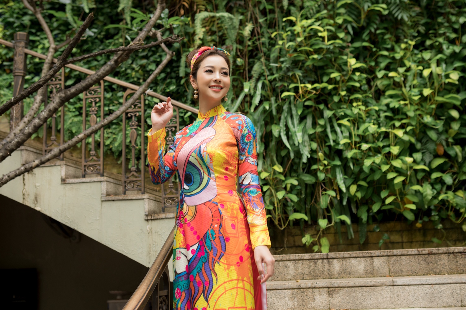 Ngay từ khi mới xuất hiện, hoa hậu ba con đã thu hút mọi ánh nhìn với bộ áo dài hoạ tiết sặc sỡ, đúng với không khí rộn ràng của ngày Tết cổ truyền.