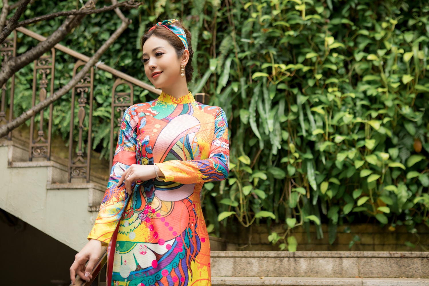 Được biết, đây là bộ áo dài được thiết kế dành riêng cho Jennifer Phạm nên rất tôn dáng và làn da của nàng hậu.