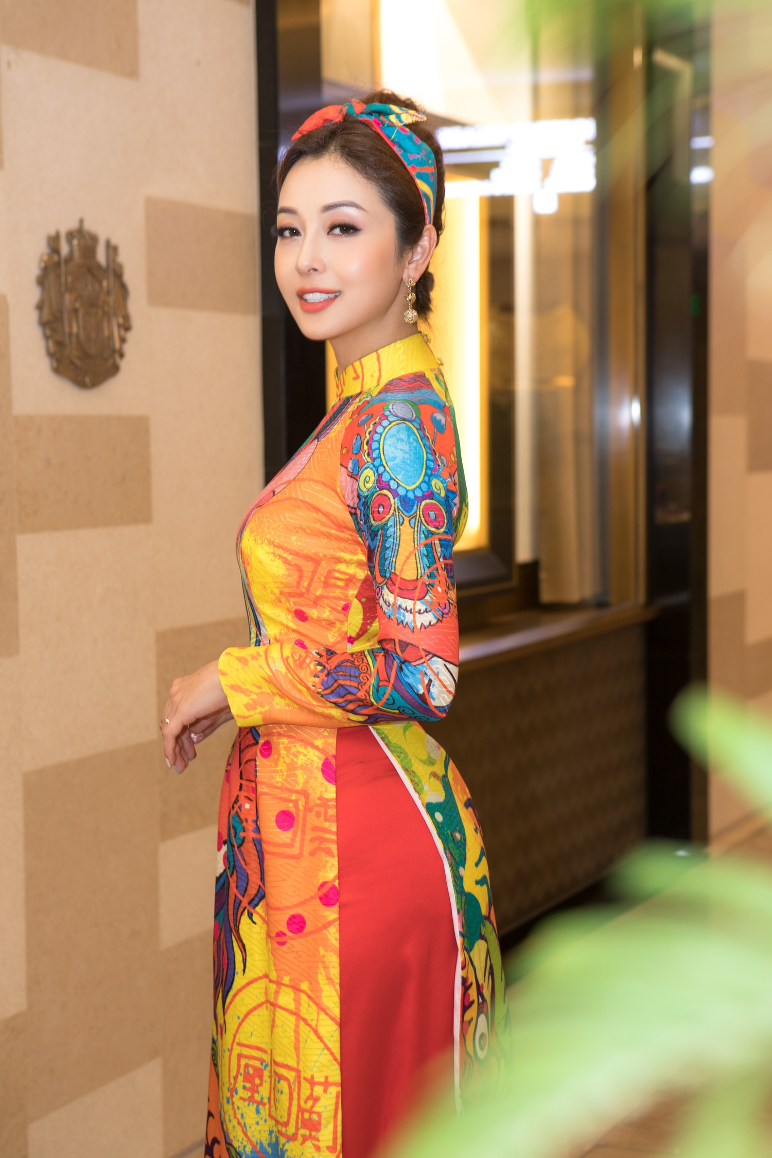 Điểm nhấn đặc biệt của bộ áo dài còn là chiếc băng đô cùng tone màu giúp tạo sự trẻ trung, cá tính.