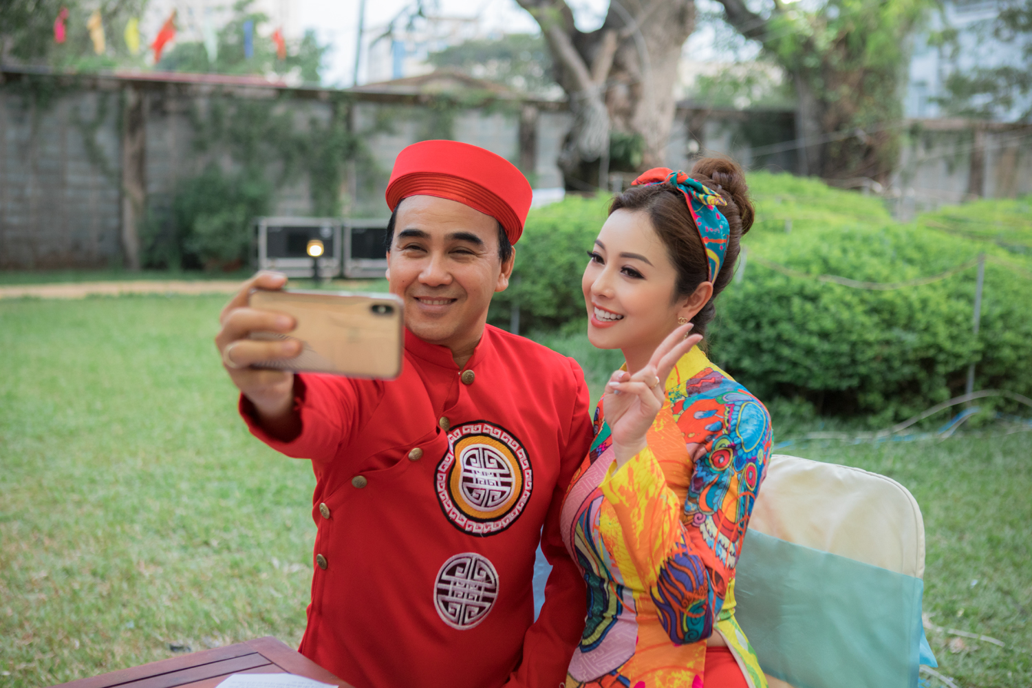 Tại sự kiện này, Jennifer Phạm cũng có dịp đứng chung sân khấu với vai trò MC cùng nghệ sĩ Quyền Linh.