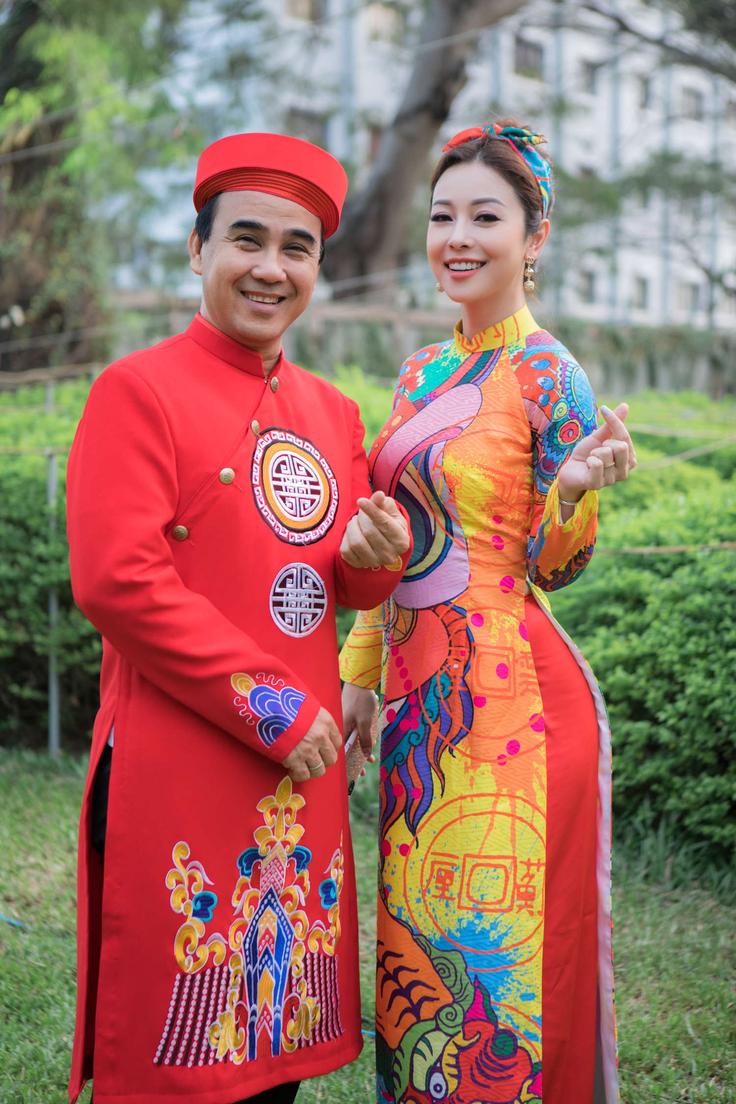 Trong khi Jennifer Phạm rực rỡ với bộ áo dài màu sắc nổi bật thì MC Quyền Linh cũng khoác trên mình bộ áo dài cách tân màu đỏ, đồng điệu với trang phục của người bạn đồng hành.