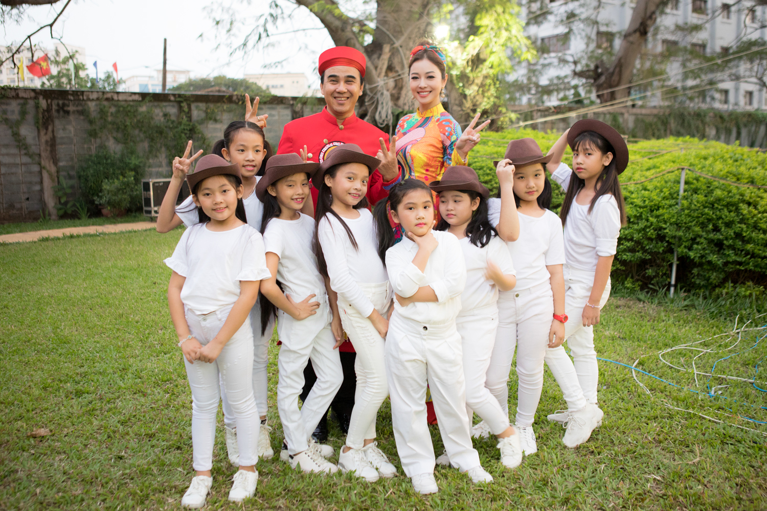 Trong hậu trường Jennifer Phạm và MC Quyền Linh hào hứng chụp ảnh kỷ niệm cùng các em nhỏ.